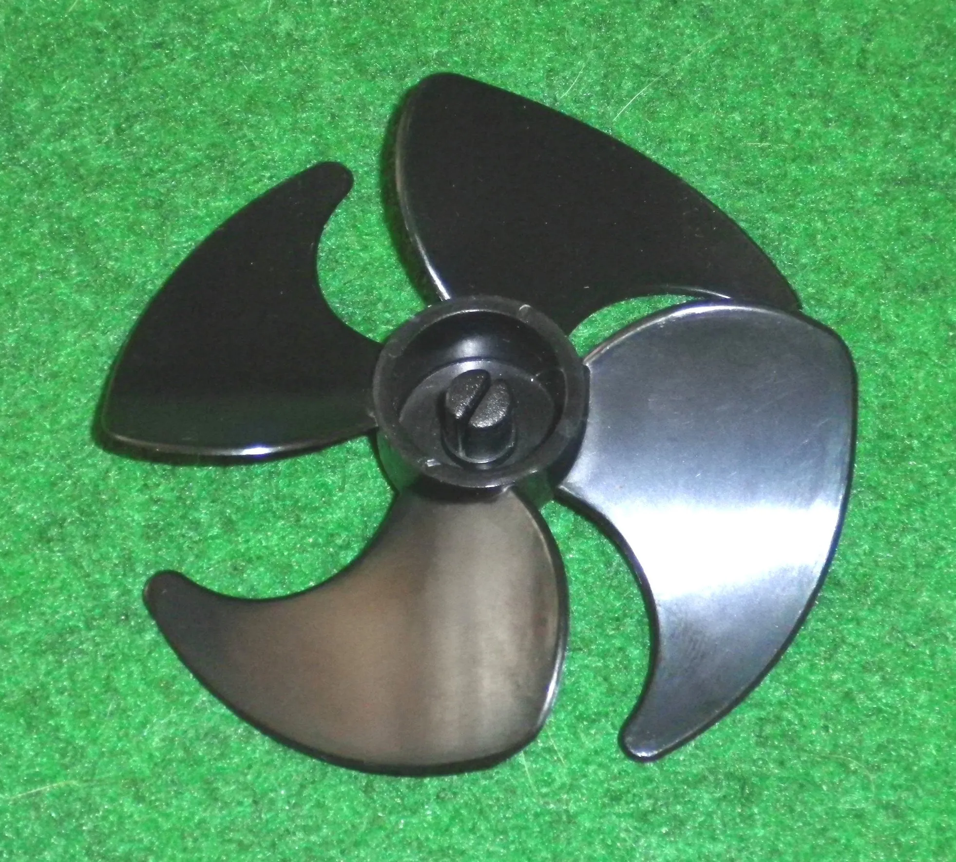 Sure! Here is an optimized title for the e-commerce product:

Compact 10cm Plastic CW Fan with 4 Blades & 3mm Mounting - Part # RF045